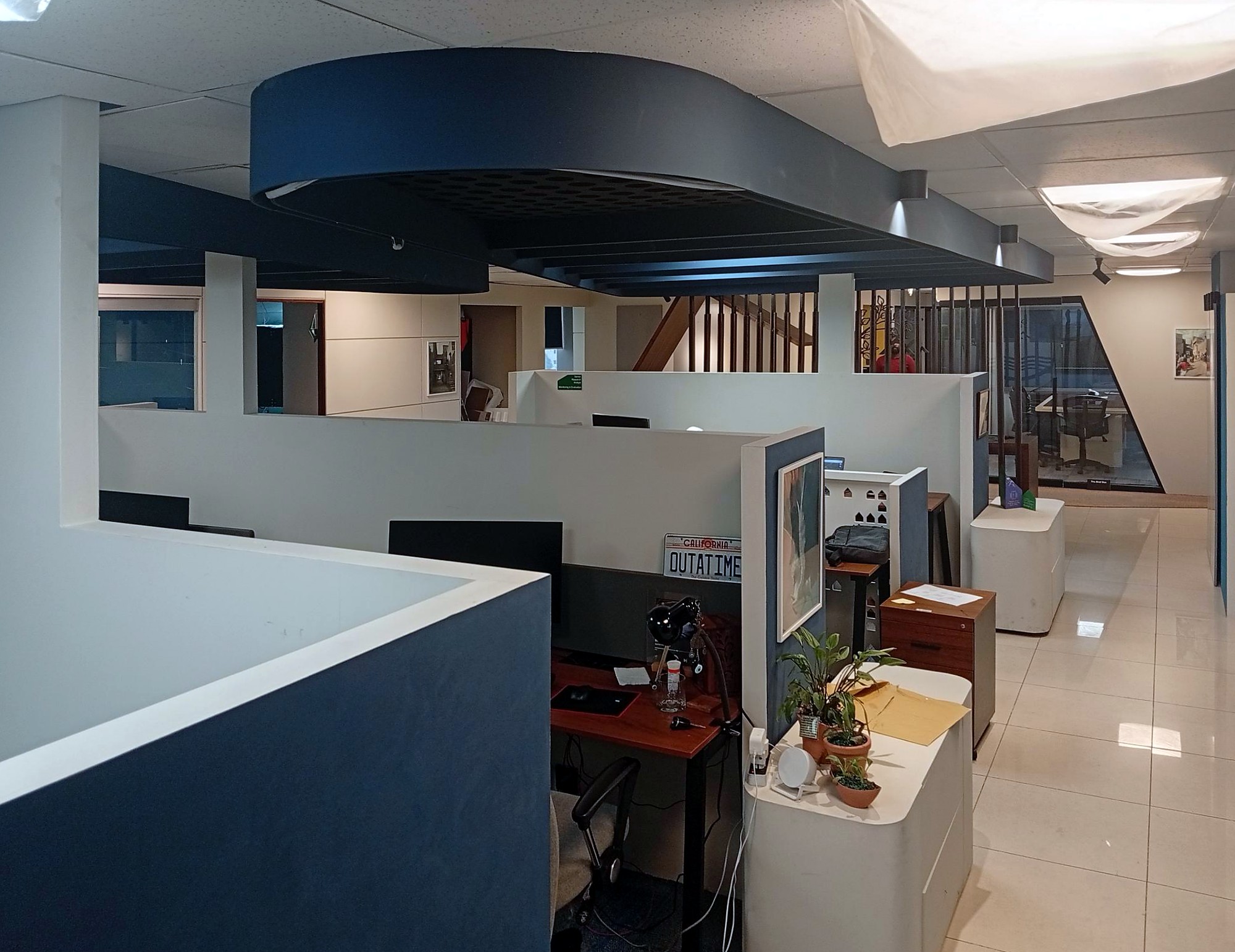 Workstations under the feature ceiling raft