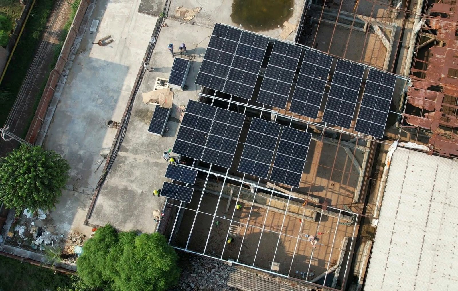 Aerial view of a 350 kW industrial rooftop solar PV array installed by Tekton Engineering